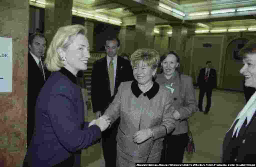 Hillary Clinton, then the first lady of the United States, meets Naina Yeltsina in Yekaterinburg in 1997. &nbsp;