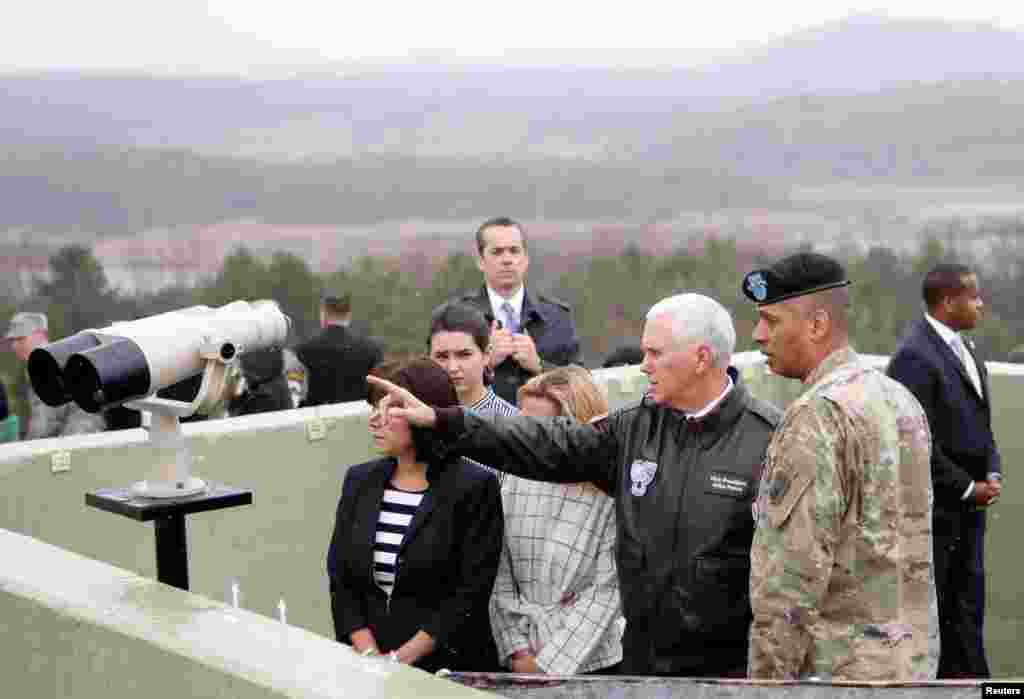 مایک پنس، معاون رئیس&zwnj;جمهوری آمریکا، در حال رصد در منطقه حائل؛ آوریل ۲۰۱۷. مقام&zwnj;های آمریکایی، از جمله روسای جمهوری این کشور، معمولا از منطقه مرزی دیدار می&zwnj;کنند.