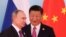 Hytaýyň prezidenti Şi Jinping (sagda) we rus prezidenti Wladimir Putin.