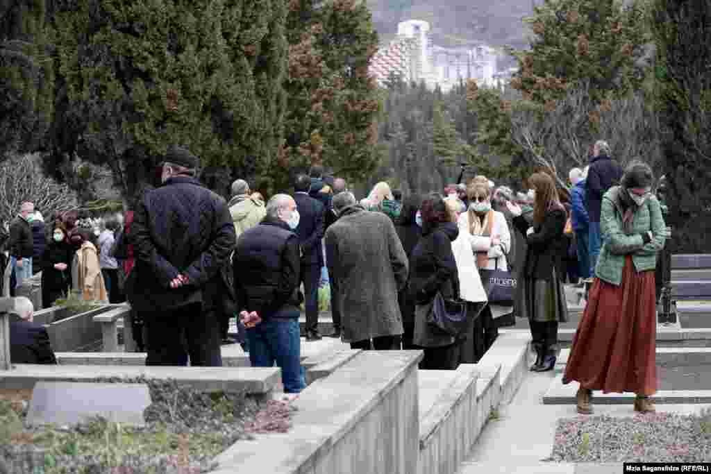 მწერალი 3 აპრილს 82 წლისა გარდაიცვალა. ის 1939 წლის 26 მარტს თბილისში დაიბადა.