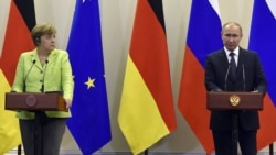 Merkel Putin bilen duşuşýar
