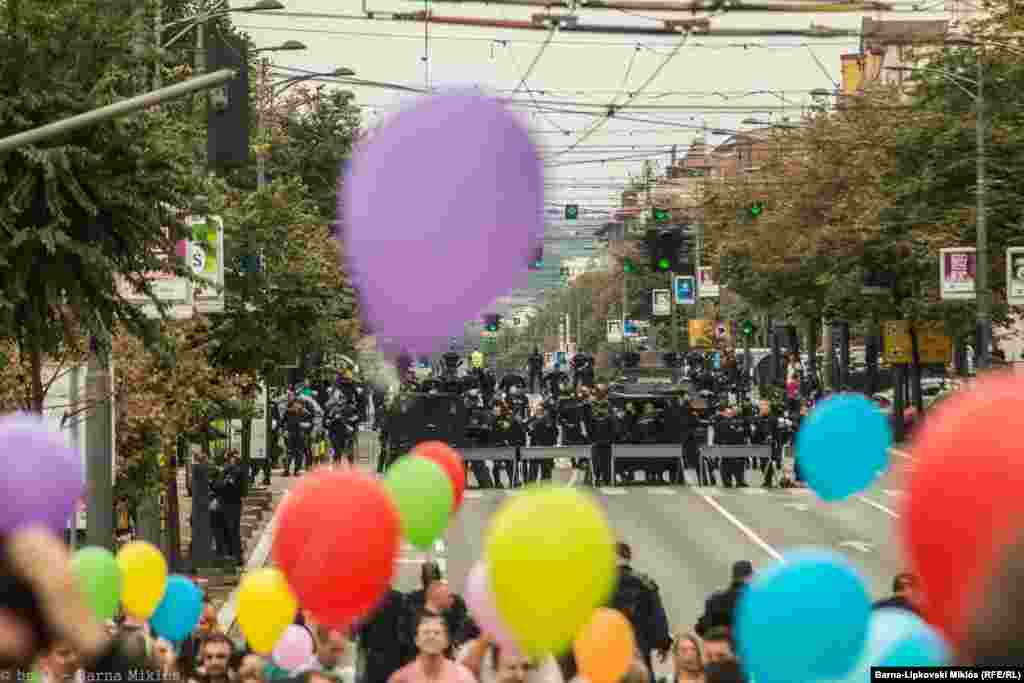 A belgrádi Pride 2017-ben. Erős rendőri jelenléttel biztosították a rendezvényt.