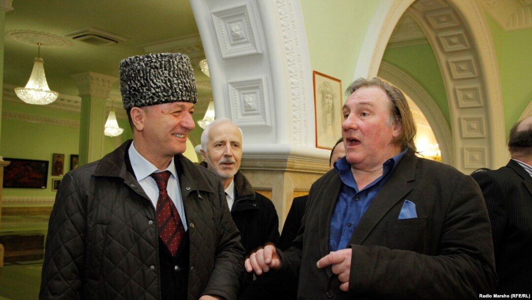 Нохчийчоьнан културан министр Музакаев Дикалу (Аьр) Францера актерана Депардьё Жерарана (Аьт) хьошалла деш