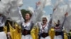 Учасниці в образі лелек в українській колоні на фестивалі Karneval der Kulturen у Берліні, Німеччина, 24 травня 2026 року