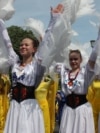 Учасниці в образі лелек в українській колоні на фестивалі Karneval der Kulturen у Берліні, Німеччина, 24 травня 2026 року