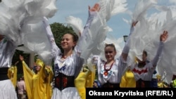 Учасниці в образі лелек в українській колоні на фестивалі Karneval der Kulturen у Берліні, Німеччина, 24 травня 2026 року