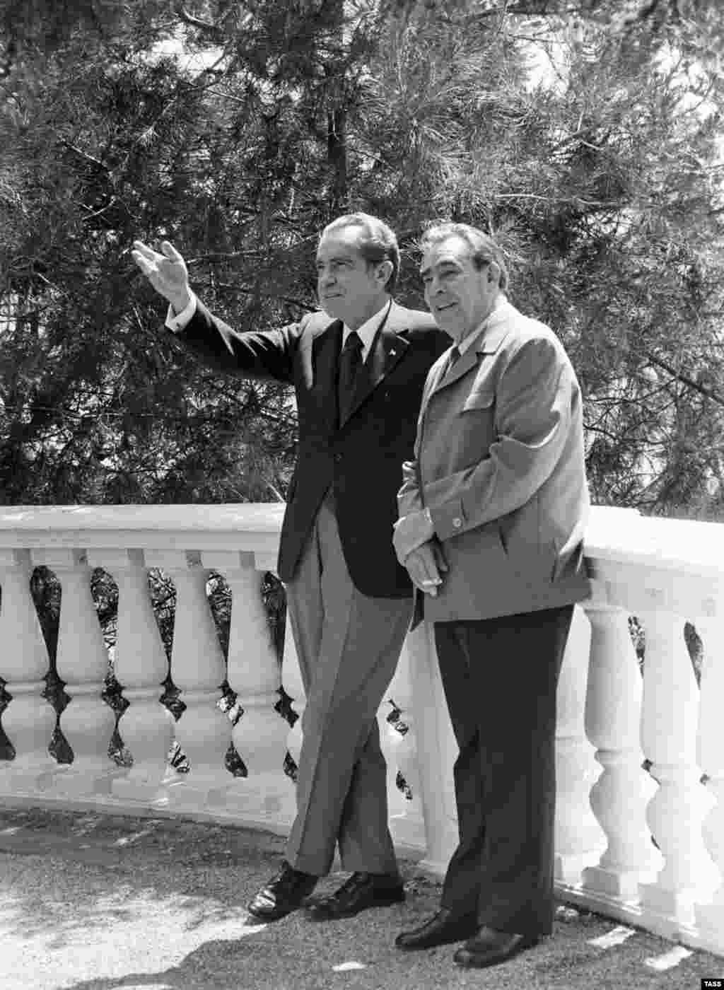 Никсон и Брежнев во время беседы в поселке Ореанда. Для американского президента это был второй визит в СССР, но первая поездка в Крым. Он приехал в СССР, чтобы продолжить&nbsp;переговоры об ограничении стратегических вооружений