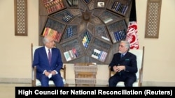 عبدالله عبدالله رئیس شورای عالی مصالحه ملی افغانستان حین دیدار با زلمی خلیلزاد نمایند ویژه امریکا برای صلح افغانستان