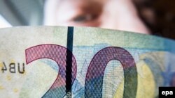 Koraci koje Hrvatska mora napraviti na putu prema zamjeni kune eurom nisu od jednake važnosti za ministre financija Euroskupine i hrvatske građane