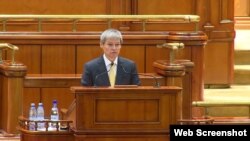 Dacian Cioloș, rostind discursul său în Parlament