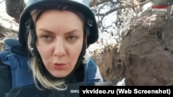 Anna Abakumova relatând de pe front în iunie 2022. Kremlinul a răsplătit-o cu medalii.