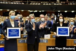 David Sassoli, az Európai Parlament elnöke és mások tapsolnak és gratulálnak Veranika Capkala (balra) és Szvjatlana Cihanouszkaja belarusz ellenzékieknek az Európai Unió éves emberi jogi díja, a Szaharov-díj átadásán 2020. december 16-án