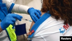 Вакцинація проти коронавірусу медиків швидкої допомоги. Мадрид, Іспанія. % лютого 2021 