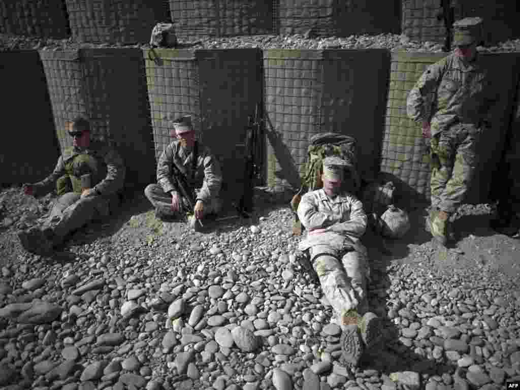 Afganistan - Američki marinci u kratkom predahu u bazi u Helmandu, 27.01.2011. Foto: AFP / Dmitry Kostyukov