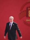 Тут уже все червоне, не лише доріжка. Очільник Росії Путін прибуває на військовий парад у Пекіні. Китай, 3 вересня 2025 року