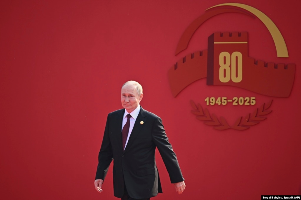 Presidenti i Rusisë, Vladimir Putin, duke arritur në paradën ushtarake.