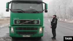 Gömrük. Foto illüstrasiya