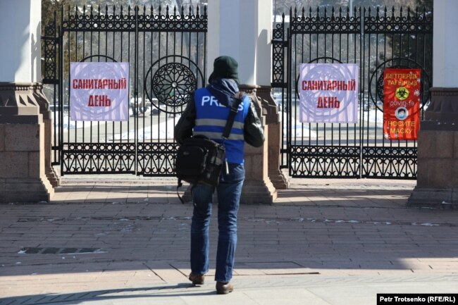 Закрытый вход в Центральный парк культуры и отдыха. Алматы, 28 февраля 2021 года.