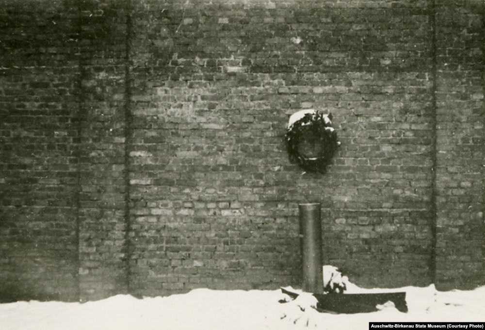 Die Todesmauer im Hof ​​von Block 11 in Auschwitz. Hier wurden Häftlinge erschossen. Nach dem Krieg wurde der Hof restauriert. Das Bild rechts zeigt den Hof während der NS-Zeit. In Block 11 wurden Häftlinge auf verschiedene Weise gefoltert.