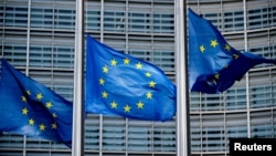Комісія додає, що країни блоку підготують національні плани до кінця 2025 року, в яких буде викладено, як вони сприятимуть поступовому припиненню імпорту російських енергоносіїв
