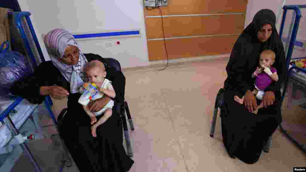 Aisha Wahdan, a nyolchónapos Hatem édesanyja a Reutersnek azt mesélte, hogy mielőtt kórházba került volna, gyógynövényteákkal táplálta gyermekét, mert nem tudott szoptatni