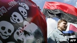 В новом веке Россия сумела испортить отношения почти со всеми соседями. Пикет в поддержку Эстонии в Киеве