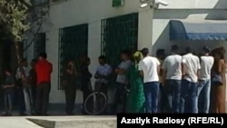 People waiting to take out money from ATM machines in Ashgabat in August 2019.