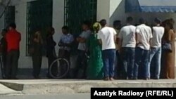 People wait in long lines to withdraw cash from an ATM machine in Ashgabat earlier this month.