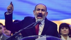 Главное: тысячи сторонников и противников премьера вышли на улицы