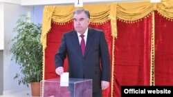Президент Таджикистана Эмомали Рахмон проголосовал на избирательном участке №15 столичного района Сомони. 1 марта 2002 года.