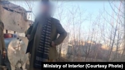 وکیل گذری که در ناحیۀ سیزدهم شهر کابل با دو میل کلاشینکوف و مقدار مهمات و تجهیزات نظامی دستگیر شد.
