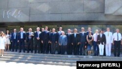 Француз депутаттары екінші дүниежүзілік соғыста Севастопольді қорғағандарға арналған ескерткіш мемориал алдында. Қырым, Украина, 24 шілде 2015 жыл.
