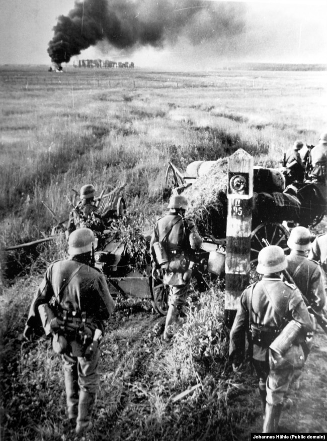 Німецькі солдати несуть гармату повз радянський прикордонний знак – одна з перших світлин, зроблених під час операції «Барбаросса», нападу на Радянський Союз, яку розпочали на світанку 22 червня 1941 року