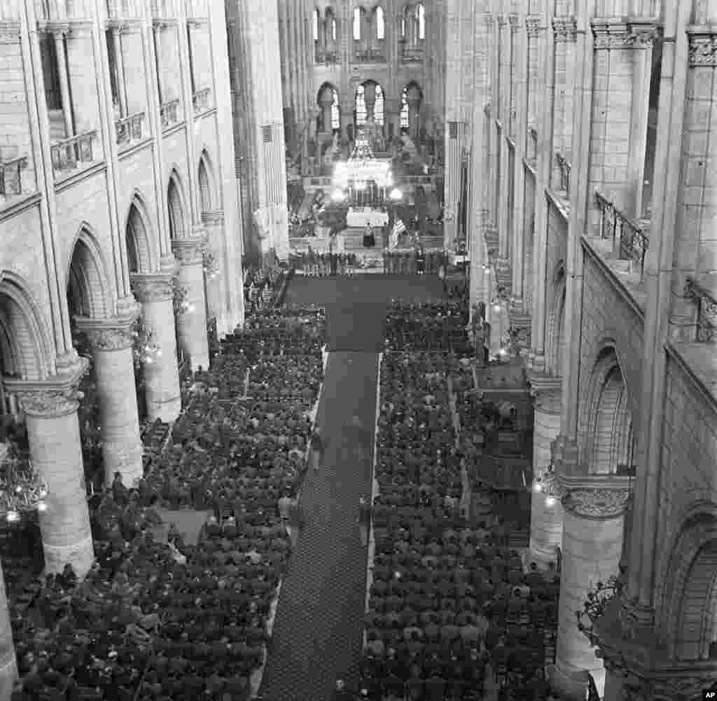 Ushtarët amerikanë në katedralen Notre Dame, më 16 prill, 1945, gjatë një shërbimi përkujtimor për presidentin e SHBA-së, Franklin Roosevelt.