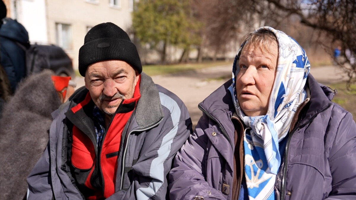 Ukrainian Civilians Flee Sumy Amid Russian Attacks