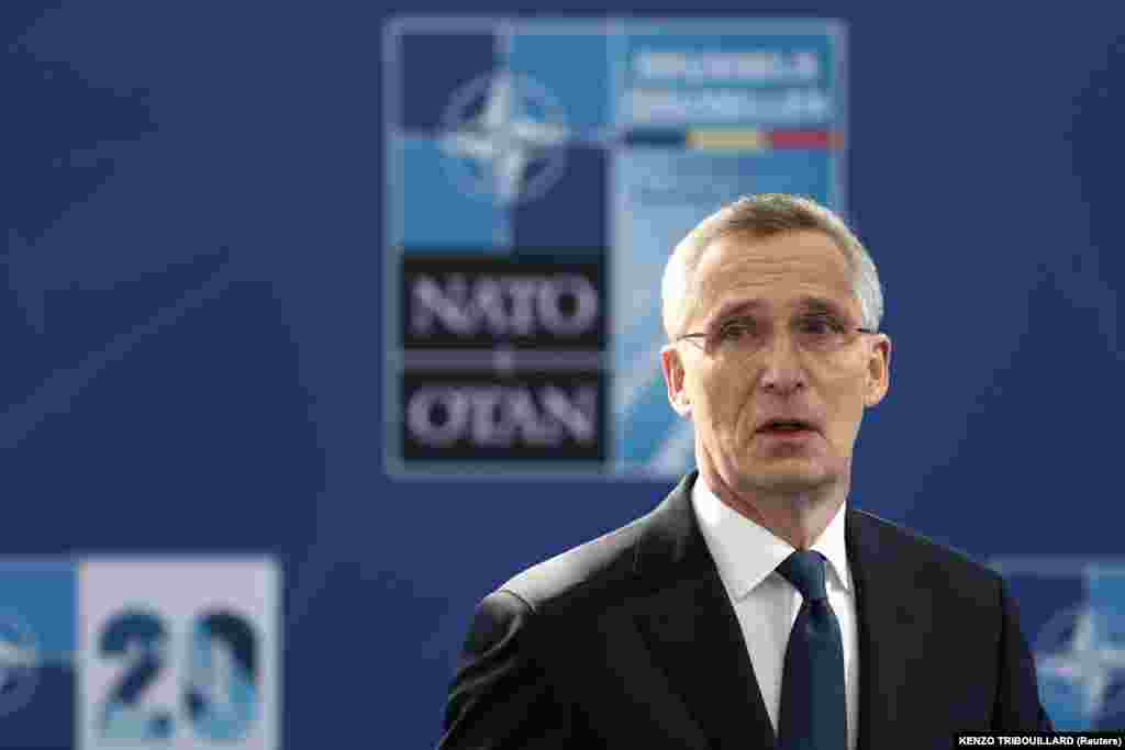 Jens Stoltenberg, a NATO főtitkára tart sajtótájékoztatót.