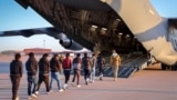O fotografie publicată pe ianuarie 2025 arată migranți din SUA îmbarcându-se într-un zbor de deportare.
