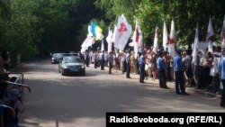 Президента Литви біля лікарні у Харкові зустріли прихильники Тимошенко