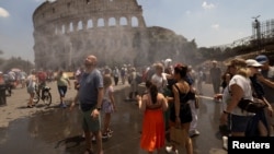 Ljudi se rashlađuju u blizini Koloseuma dok italijanska civilna zaštita primjenjuje mjere kako bi pomogla stanovnicima i turistima da se nose s toplotnim talasom, u Rimu, 26. juna 2026.
