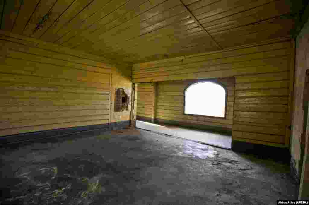 Tikilişində mıxdan istifadə olunmadan sadəcə odun materiallardan hazırlanan bu saray sonralar xəstəxana, saray və s. məqsədlərlə istifadə olunsa da zamanında Çarın ov zamanı gecələmək üçün istifadə etdiyi məkan idi.