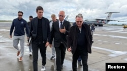 Кирилл Дмитриев встречает во Внуково посланников США