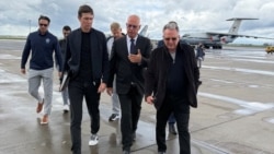 Жаред Кушнер жана Стив Уиткоффту аэропорттон Орусия президентинин атайын өкүлү Кирилл Дмитриев тосуп алды.