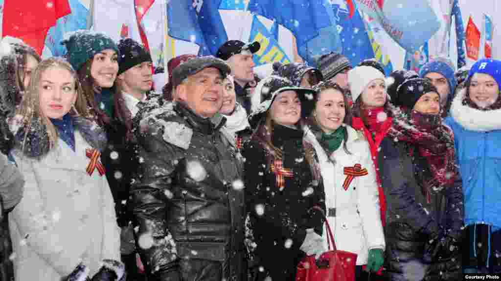 Молодежь с георгиевскими ленточками наблюдала за действием