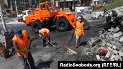 Прибирання барикад з Майдану Незалежності, Київ, 15 липня 2014 року