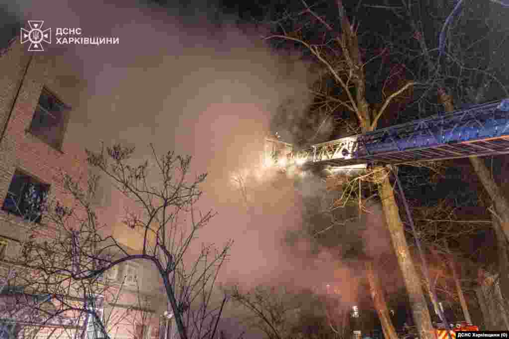 Пожежники працюють на місці удару російського безпілотника по багатоквартирному будинку у Харкові. Харків, 24 січня 2026 року.Повідомляється, що у ніч проти 24 січня Росія атакувала Харків 25 безпілотниками упродовж майже двох з половиною годин. Через атаку РФ постраждали щонайменше 27 людей