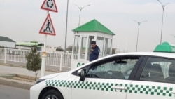 Polisiýa işgäri köçe gözegçilik nokadynda. Türkmenistan (arhiw suraty).
