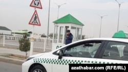 Polisiýa işgäri köçe gözegçilik nokadynda. Türkmenistan (arhiw suraty).
