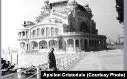 Cazinoul din Constanța a fost și în perioada comunistă un simbol al litoralului românesc. Ion Cristodulo, un deținut politic în regimul lui Nicolae Ceaușescu, a ținut să-și serbeze eliberarea din 1988 printr-o poză lângă Cazinou.