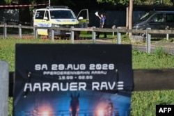 Policët sigurojnë zonën pas një posteri që reklamon një festë rave, ku ndodhën të shtënat, në Aarau, në veri të Zvicrës, më 30 gusht 2026.