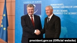 Ukrainian President Petro Poroshenko (left) and the secretary-general of the Council of Europe, Thorbjorn Jagland, in Strasbourg on October 11